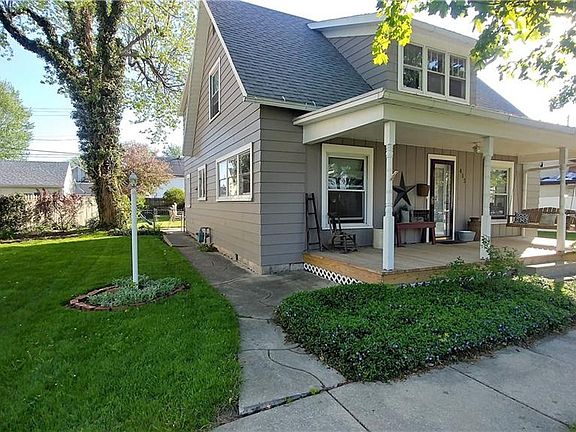 2nd image of 415 W 1st St