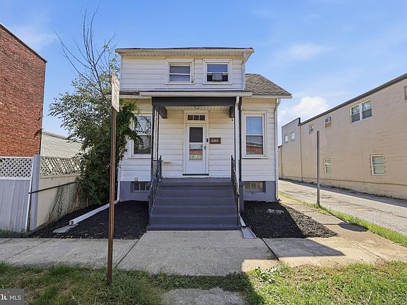 3rd image of 928 Elm St