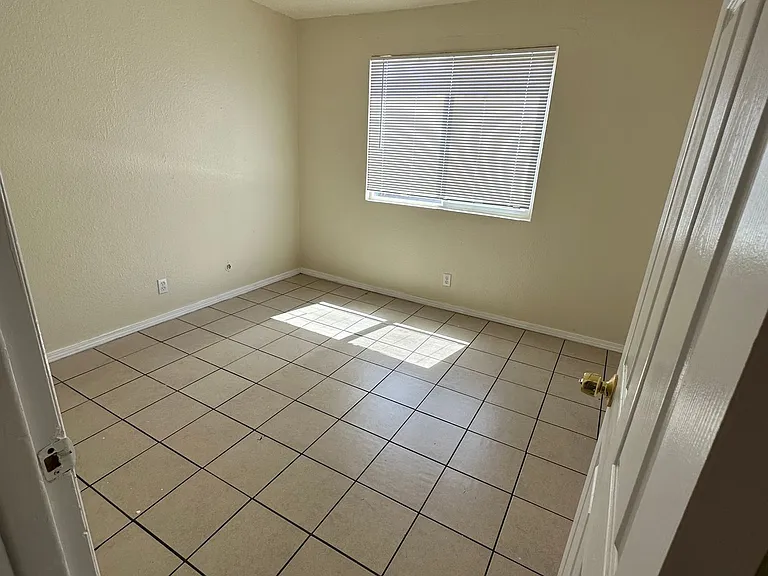 Spacious Townhomes near Fairgrounds — Photo 20