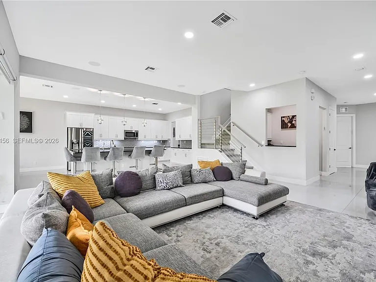 8645 NW 39th Ct — Photo 5