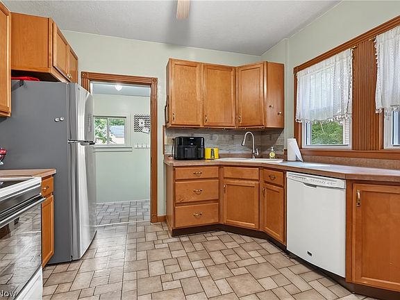 3rd image of 346 W Indiana Ave