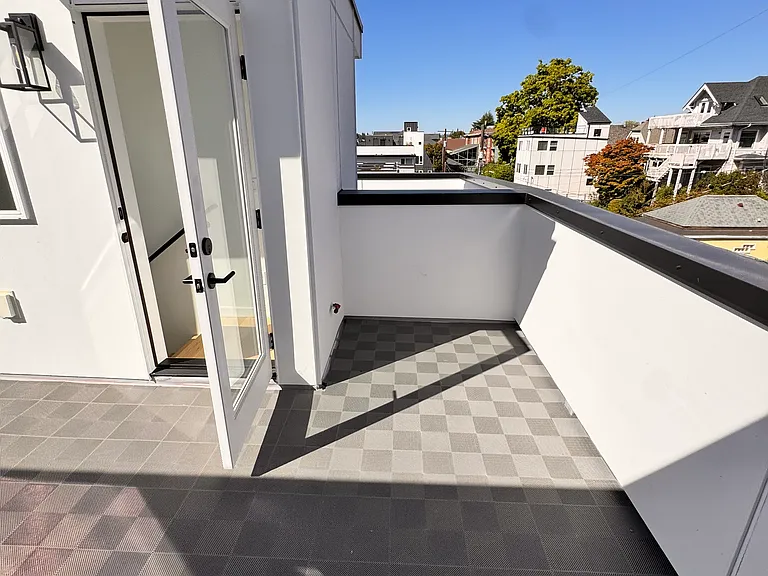 2344 Franklin Ave E — Photo 65