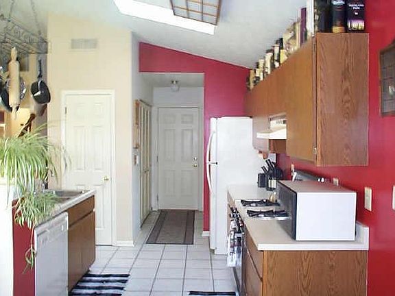 5th image of 1505 N Park Vista Ct