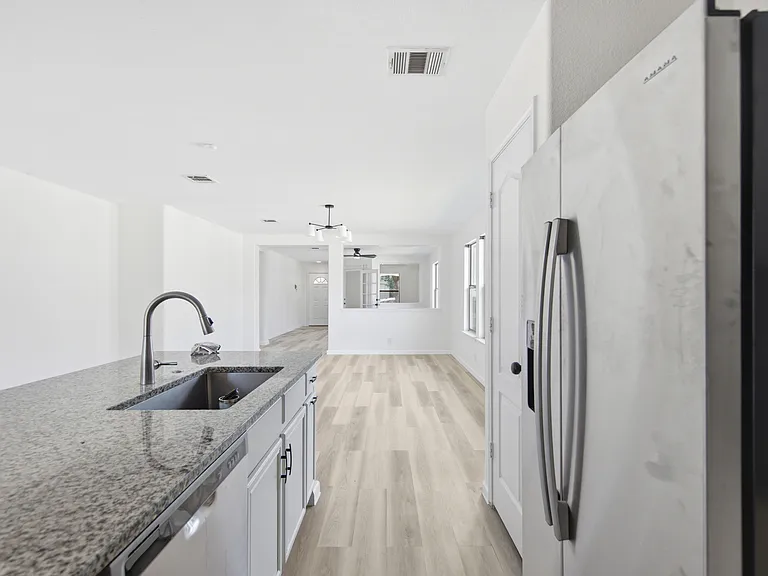 110 Capistrano Dr — Photo 2