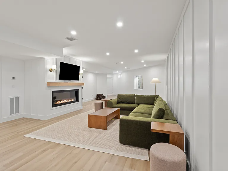 945 Royalton Row — Photo 36