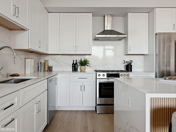 2nd image of 5113 N Lincoln Ave #401