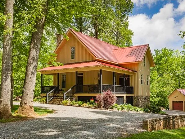 35 Old Saluda Dr, Saluda, NC 28773