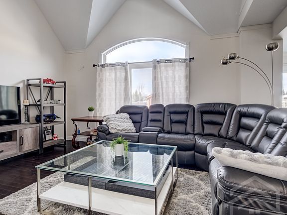 5th image of 739 Frontenac Cres