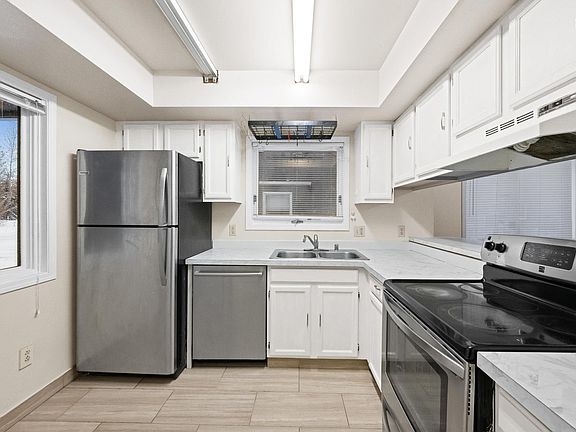 2nd image of 2805-1 Cowles St