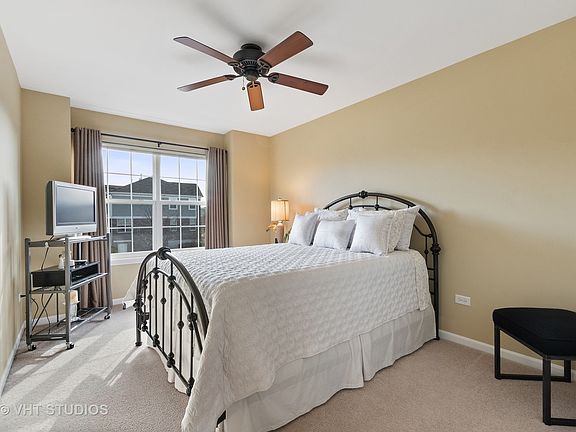 5th image of 2657 Dunraven Ave