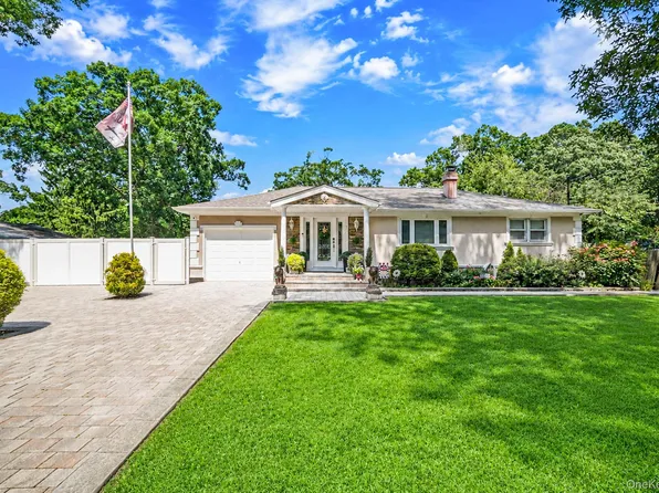 5 Overlook Drive, Mastic, NY 11950