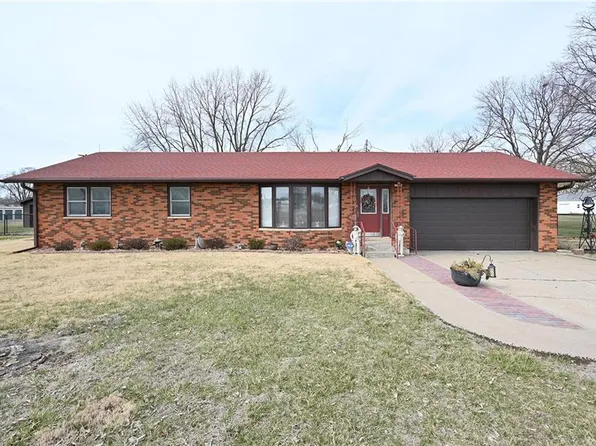 508 S 8th St, Wathena, KS 66090