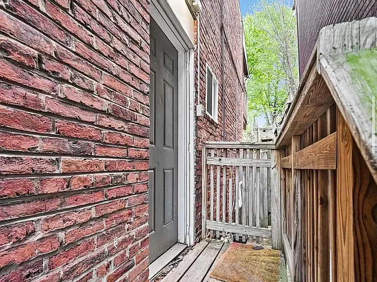 73 1/2 Barry St #2 — Photo 7