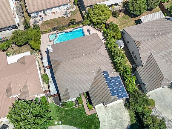 5th image of 293 Saint Croix Ct