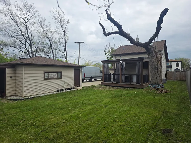 9804 Linn Ave — Photo 2