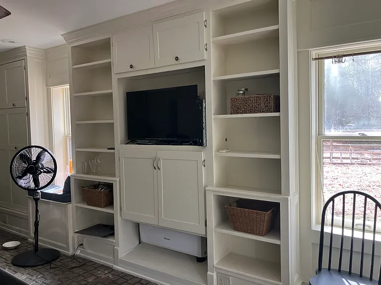 Plenty of shelves and tvs. Electricity, cable, WiFi and gas included.