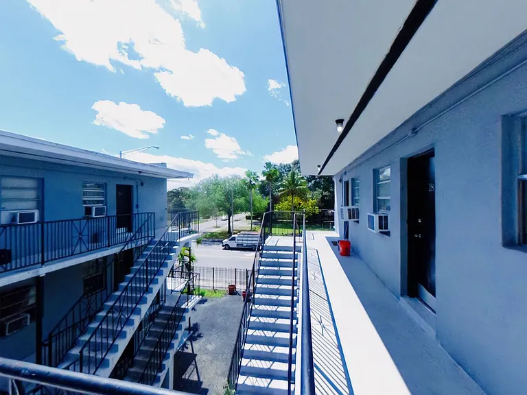 Centrally Located Gated Property Just Outside of Downtown Miami — Photo 19