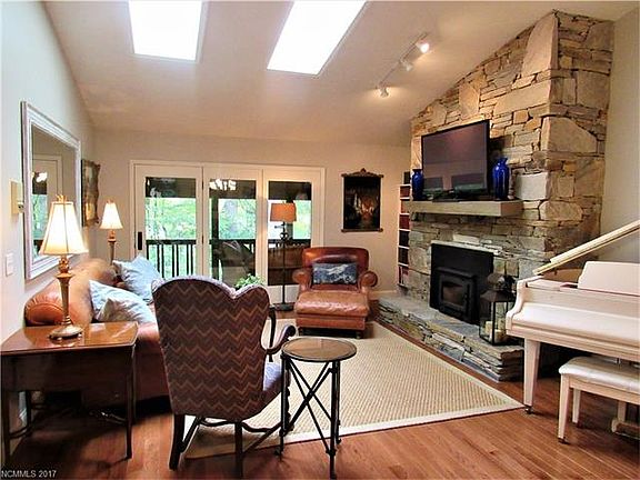 3rd image of 209 White Oak Dr