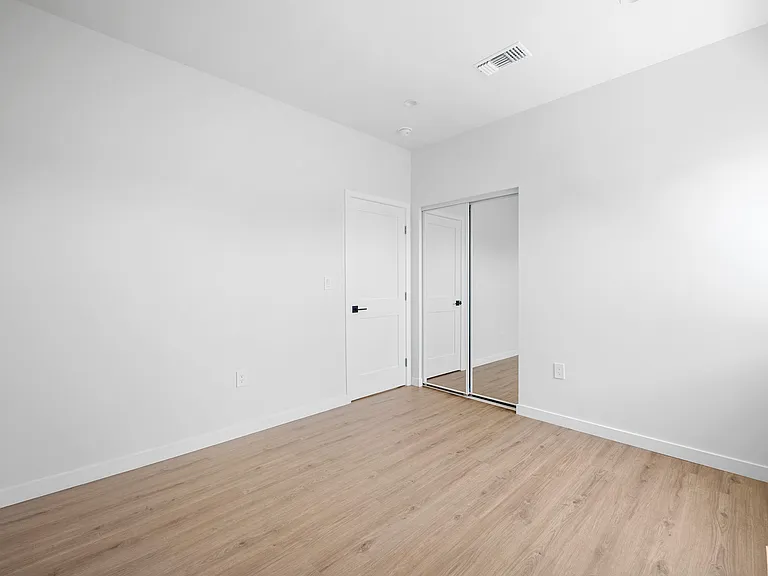 10939 Nassau Ave — Photo 14