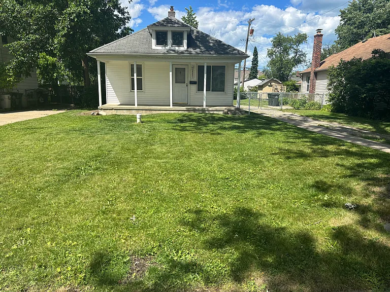 22441 Ridgeway St — Photo 2