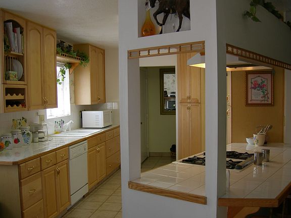 MAPLE KITCHEN