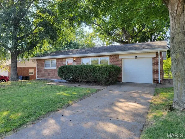2020 Saint Stephen Dr, Florissant, MO 63033