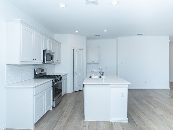 3rd image of 520 Truman St
