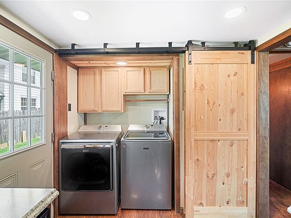 4th image of 213 E Elm St