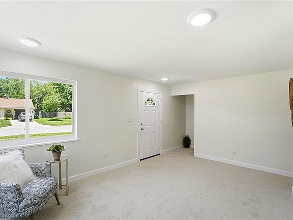 4th image of 976 Kenosha Rd