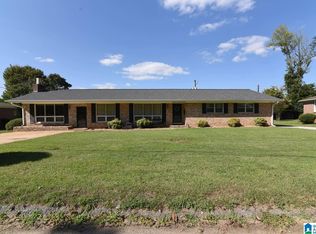 104 Ivanhoe Ln, Rainbow City, AL 35906