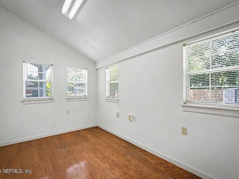 4252 Pinewood Ave — Photo 8