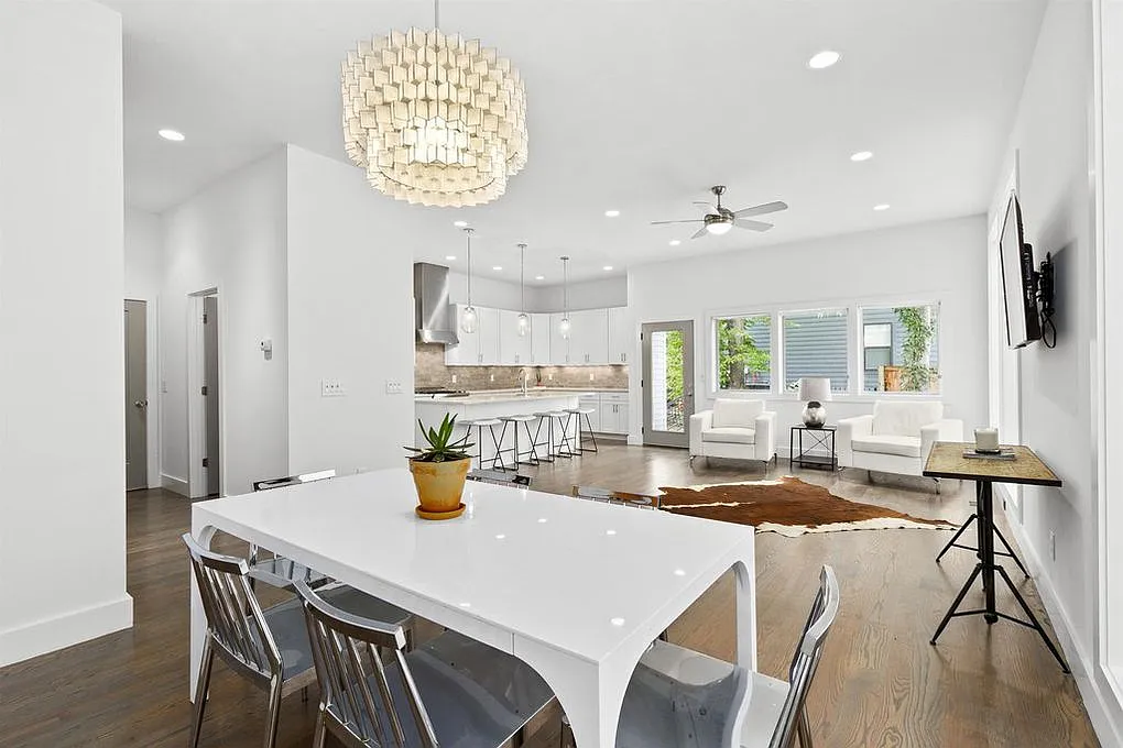 3 bed, 2.5 bath, 2517 sqft, $4,500 — Photo 2