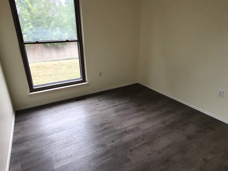 2737 Roundtree Dr — Photo 8