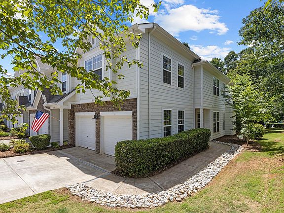 3rd image of 802 Bartlett Cir