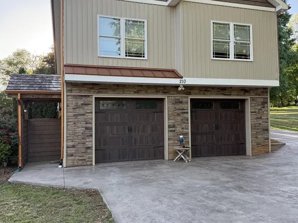 210 Virginia Ave, Farmville, VA 23901