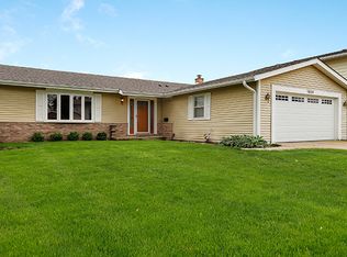 1829 W Locust Ln, Mount Prospect, IL 60056