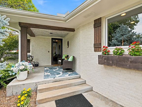3rd image of 9 W Rolling Hills Dr