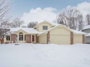 7113 Arrowwood Ln N, Maple Grove, MN 55369