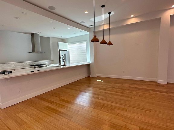 3rd image of 1459 Thomas Ave