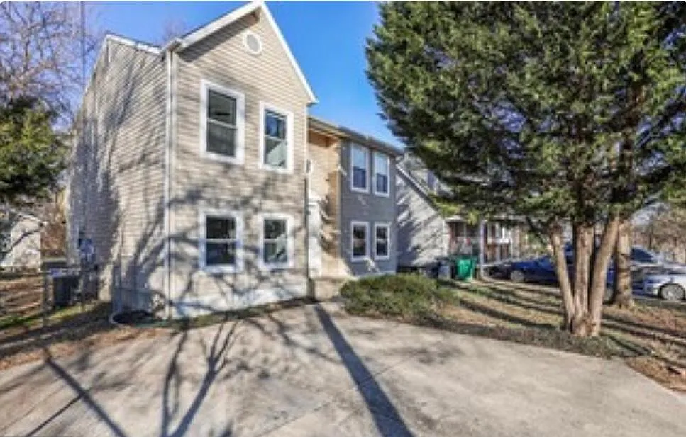 5004 Somerset Rd photo 1
