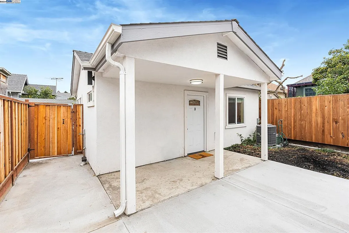 Building Photo - 3037 Logan St #3037