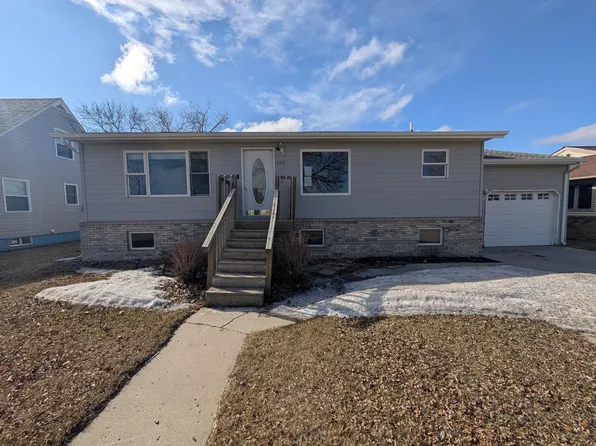 203 12th St W, Bottineau, ND 58318