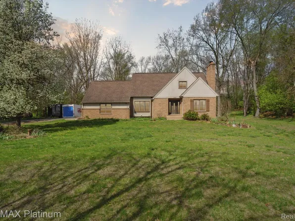 5440 Bradford Cir, Brighton, MI 48114