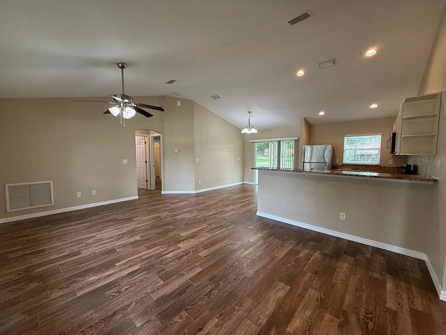 No Carpet - Open Concept - Won't Last! — Photo 4