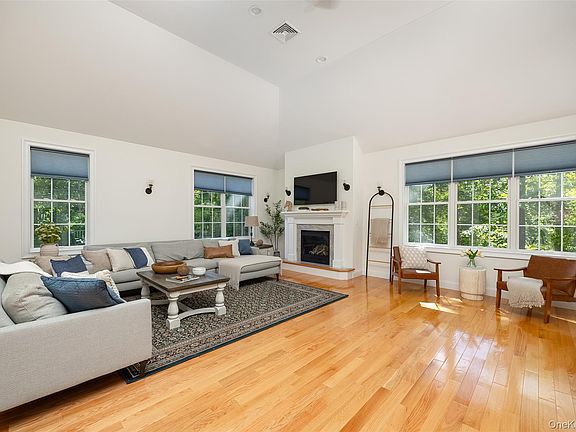 5th image of 327 Commons Road