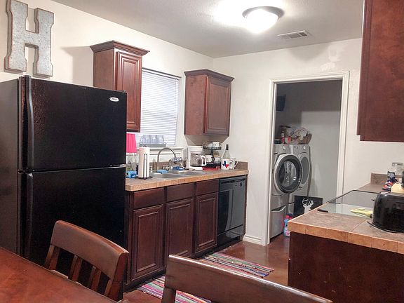 5th image of 585 W Pecan St