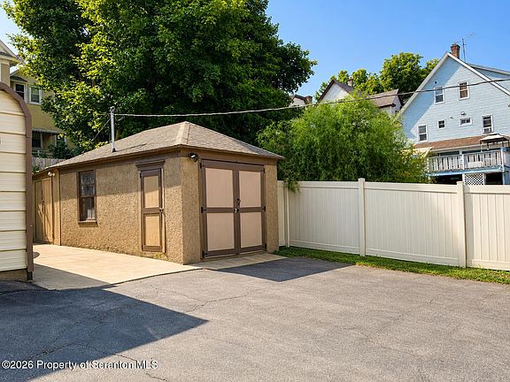 5th image of 2214 Boulevard Ave