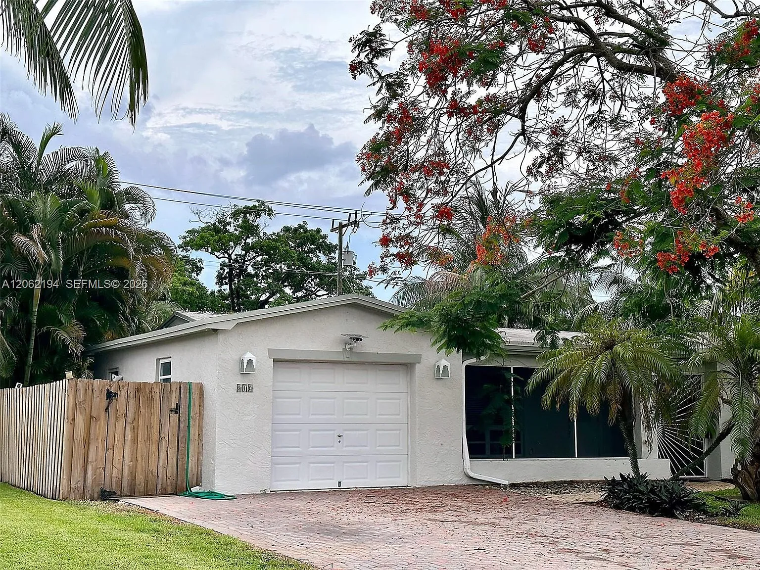 Dania Tropical Estates — Photo 1