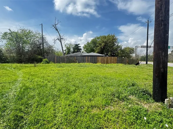 2109 W Texas Ave, Baytown, TX 77520