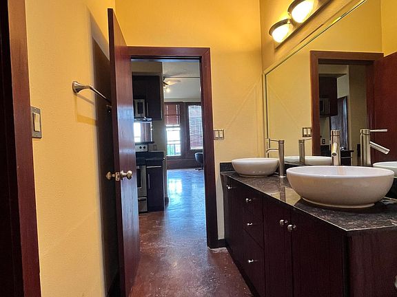 4th image of 2205 McKinney St APT 306